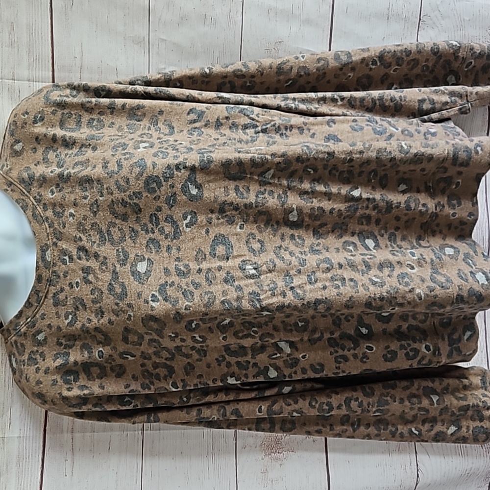 Savvi Long Sleeve Crew in Brown Leopard Size Large